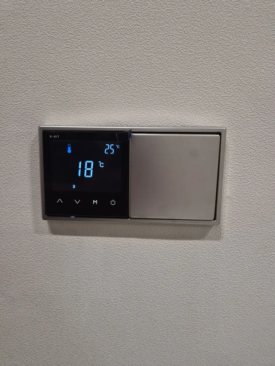 메탈 프레임 스위치 옆에 설치된 융 온도조절기, 실내 18도 설정 25도 표시